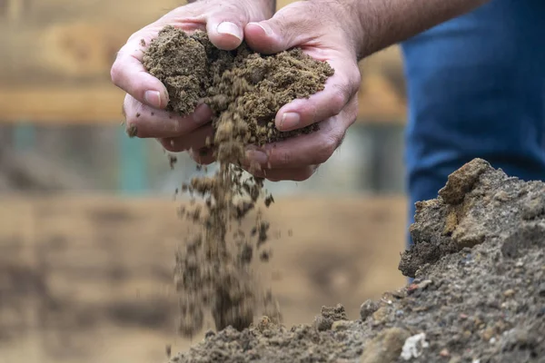 Zaaien Met Handen Vuil Zand Gieten Het Veld — Stockfoto