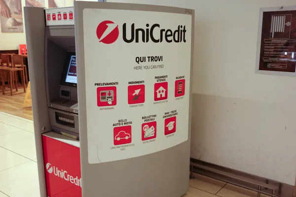 Рим Италия Октября 2019 Банкомат Unicredit Unicredit Итальянская Глобальная Компания — стоковое фото