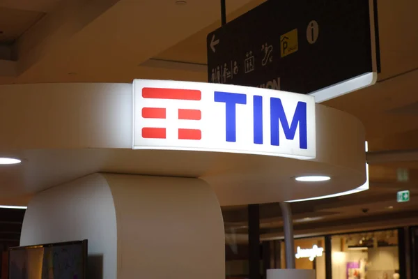Roma, İtalya - 26 Ekim 2019: Tim mağazası. 1995 yılında bir cep telefonu şirketi olarak kurulan Tim, Telecom Italia 'ya ait bir İtalyan markasıdır.