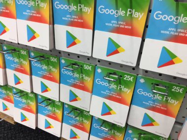Berlin, Almanya - 8 Ekim 2019: Google hediye kartı satışı. Google Play (eski adıyla Android Market), Google tarafından işletilen ve geliştirilen dijital dağıtım servisidir.