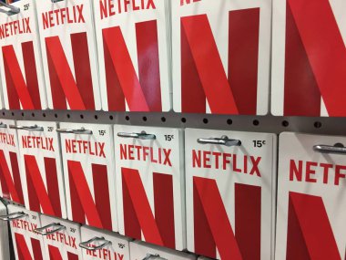Berlin, Almanya - 8 Ekim 2019: Netflix hediye kartları. Netflix bir Amerikan eğlence şirketidir. Uzmanlık alanı olarak online medya ve video-on-talep ve DVD 'yi posta yoluyla sunar.