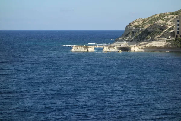 Malta takımadalarının en büyük ikinci adası olan Gozo, Malta 'nın kuzey kıyısındaki Marsalforn' un manzarası.
