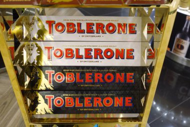Valletta, Malta - 24 Ekim 2019: Toblerone çikolataları satışa sunuldu. Ünlü İsviçre çikolatası İsviçre 'de üretilir ve kendine özgü prizma şekliyle tanınır.