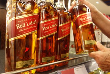 Valletta, Malta - 24 Ekim 2019 Johnnie Walker viski şişeleri satışa sunuldu