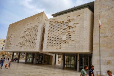 Valletta, Malta - 24 Ekim 2019: La Valletta Şehir Kapısı, Malta Parlamento Binası. Bina 2011 ve 2015 yılları arasında Renzo Piano tarafından tasarlandı.