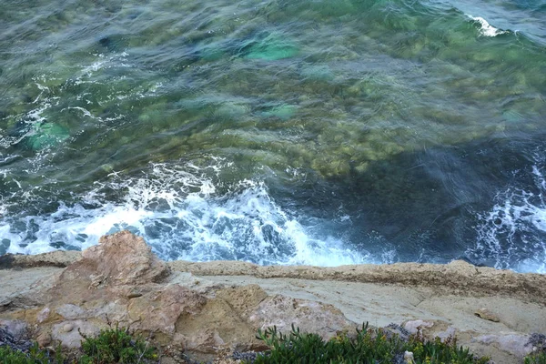 Ondas Mar Batendo Costa Rochosa Com Spray Espuma — Fotografia de Stock