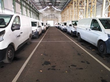 Berlin, Almanya - 30 Kasım 2019: Kargo servis kamyonları deposu