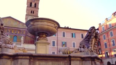 Roma, İtalya - 27 Eylül 2019: Trastevere 'deki Santa Maria Bazilikası, Trastevere ilçesindeki küçük bir bazilika ve Roma' nın en eski kiliselerinden biri.