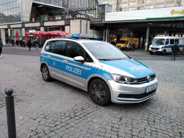 Berlin, Almanya - 28 Kasım 2019: Alman ulusal polis arabası. Almanya 'daki kolluk kuvvetleri anayasal olarak sadece devletlere aittir.
