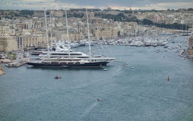 Valletta, Malta - 24 Ekim 2019: Valletta Büyük Limanı 'na demirlemiş yelkenliler ve diğer tekneler