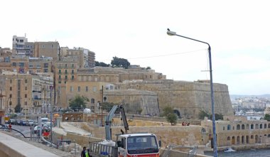 Valletta, Malta - 24 Ekim 2019: Valletta, Malta 'nın başkenti Valletta' yı çevreleyen bir dizi savunma duvarı ve diğer kaleler