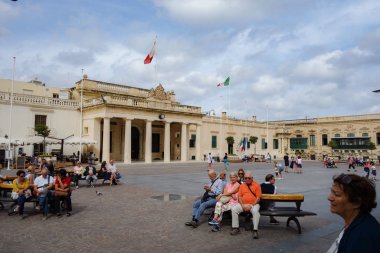 Valletta, Malta - 24 Ekim 2019: St. George Meydanı, Valletta 'nın merkez meydanlarından biri olarak da bilinir.