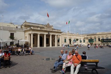Valletta, Malta - 24 Ekim 2019: St. George Meydanı, Valletta 'nın merkez meydanlarından biri olarak da bilinir.