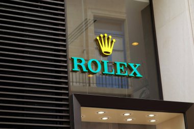 Valletta, Malta - 24 Ekim 2019: İsviçreli saatçi Rolex bir mağazanın önünde imza attı. Rolex yüksek kaliteli, lüks kol saati üreticisi. Ticari marka 1908 yılında İsviçre 'de kaydedildi.