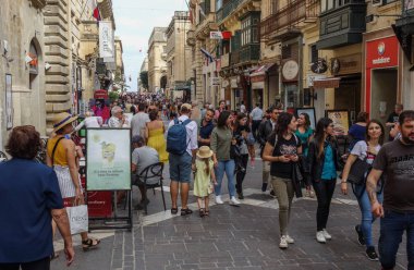 Valletta, Malta - 24 Ekim 2019: Başkent Valletta 'nın başlıca yaya sokağı Kalabalık Cumhuriyet Caddesi