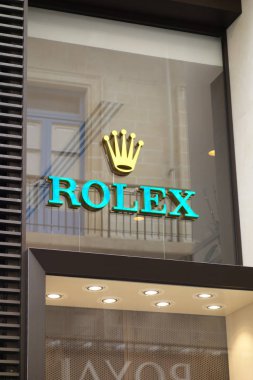 Valletta, Malta - 24 Ekim 2019: İsviçreli saatçi Rolex bir mağazanın önünde imza attı. Rolex yüksek kaliteli, lüks kol saati üreticisi. Ticari marka 1908 yılında İsviçre 'de kaydedildi.