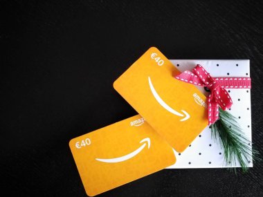 Berlin, Almanya - 5 Aralık 2019: Amazon.de hediye kartı ve Noel kutusu. 1994 yılında kurulan Amazon.com, online alışveriş yapan bir Amerikan elektronik ticaret ve bulut bilgisayar şirketidir. Düz Yat