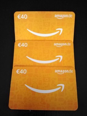 Berlin, Almanya - 5 Aralık 2019 Amazon.de hediye kartı. 1994 yılında kurulan Amazon.com, internet üzerinden alışveriş yapan bir Amerikan elektronik ticaret ve bulut hesaplama şirketidir.