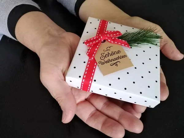 Feliz Natal Alemão Frohe Weihnachten Mãos Segurando Caixa Presente Natal — Fotografia de Stock