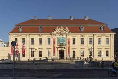 Berlin, Almanya - 19 Nisan 2019: Avrupa'nın en büyük Yahudi müzesi olan Berlin Yahudi Müzesi'nin (Jdisches Museum Berlin) dış cephesi, üç binadan oluşan