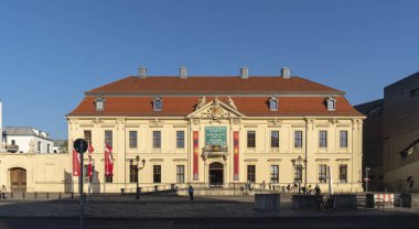 Berlin, Almanya - 19 Nisan 2019: Avrupa'nın en büyük Yahudi müzesi olan Berlin Yahudi Müzesi'nin (Jdisches Museum Berlin) dış cephesi, üç binadan oluşan
