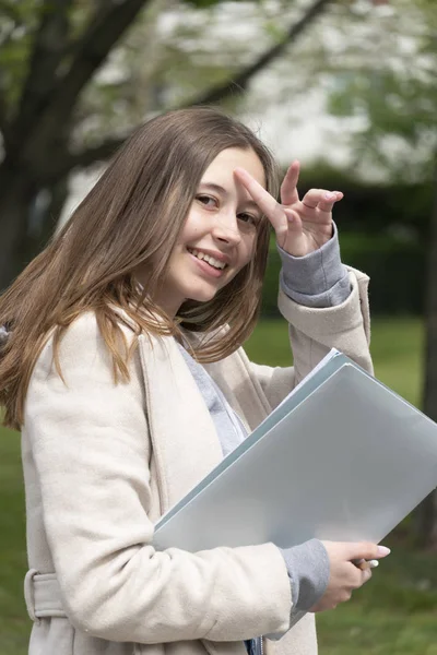 Młoda Studentka Pozowała Zewnątrz Uśmiechnięta Studentka Drodze Zajęcia Pozowała Patrząc — Zdjęcie stockowe