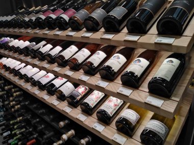 Berlin, Almanya - 11 Aralık 2019: Satılık şarap şişeleri. Birçok marka tanınabilir.