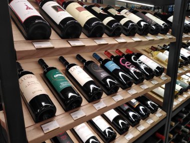 Berlin, Almanya - 11 Aralık 2019: Satılık şarap şişeleri. Birçok marka tanınabilir.