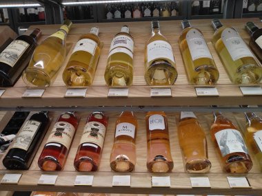 Berlin, Almanya - 11 Aralık 2019: Satılık beyaz ve ros şarabı şişeleri. Birçok marka tanınabilir.