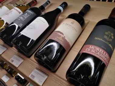 Berlin, Almanya - 11 Aralık 2019: Satılık şarap şişeleri. Birçok marka tanınabilir.