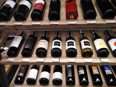 Berlin, Almanya - 11 Aralık 2019: Satılık şarap şişeleri. Birçok marka tanınabilir.