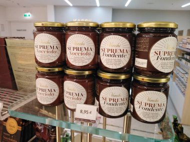 Berlin, Almanya - 11 Aralık 2019: Venchi Suprema krem gözlükleri satışa sunuldu. Venchi İtalyan bir gurme çikolata üreticisi.