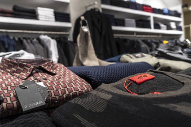 Berlin, Almanya - 9 Aralık 2019 Hugo Boss yün kazakları ve Antony Morato gömleği bir giyim mağazasında rafta duruyordu.
