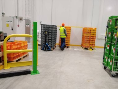 Berlin, Almanya - 10 Aralık 2019: Amazonfresh Deposu. Amerikan e-ticaret şirketi Amazon.com, Amazon Fresh 'in yan kuruluşu bir market teslimat servisidir.