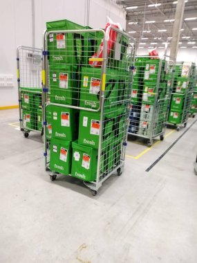 Berlin, Almanya - 10 Aralık 2019: Amazonfresh Deposu. Amerikan e-ticaret şirketi Amazon.com, Amazon Fresh 'in yan kuruluşu bir market teslimat servisidir.