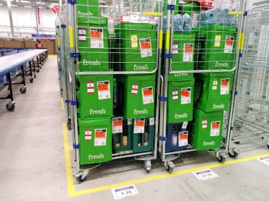 Berlin, Almanya - 10 Aralık 2019: Amazonfresh Deposu. Amerikan e-ticaret şirketi Amazon.com, Amazon Fresh 'in yan kuruluşu bir market teslimat servisidir.