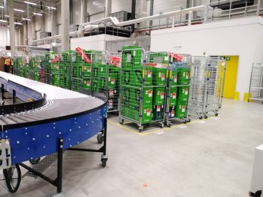 Berlin, Almanya - 10 Aralık 2019: Amazonfresh Deposu. Amerikan e-ticaret şirketi Amazon.com, Amazon Fresh 'in yan kuruluşu bir market teslimat servisidir.