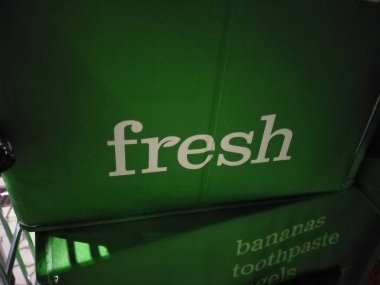 Berlin, Almanya - 10 Aralık 2019: Amazonfresh tabelası. Amerikan e-ticaret şirketi Amazon.com, Amazon Fresh 'in yan kuruluşu bir market teslimat servisidir.