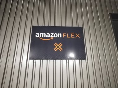 Berlin, Almanya - 10 Aralık 2019: Amazon Flex tabelası. Flex, sürücülerin kendi araçlarından paket getirmeleri için para almalarını sağlayan Amazon tarafından sağlanan bir hizmettir.