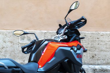 Roma, İtalya - 16 Temmuz 2019 BMW F 850 Gs motosiklet. Bmw Motorrad, Alman firması Bmw 'un Bmw' nin bünyesindeki bir motosiklet markasıdır.