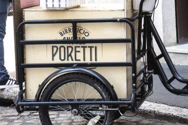 Roma, İtalya - 16 Temmuz 2019: İtalyan bira şirketi Birrificio Angelo Poretti 'nin reklam motoru