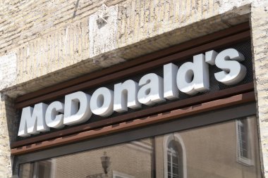 Roma, İtalya - 16 Temmuz 2019 McDonald 's Restoran tabelası. McDonald 's küresel fast food zincirinin önde gelen isimlerindendir ve dünyanın birçok ülkesinde bulunabilir.