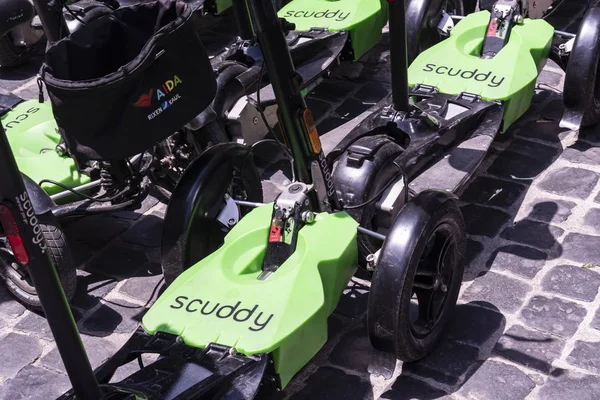 Roma Italia Julio 2019 Scooters Eléctricos Scuddy Innovadoras Tres Ruedas —  Fotos de Stock