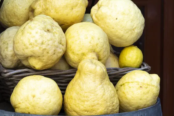 Citroner Stora Doftande Citrusfrukter Med Tjock Svål — Stockfoto