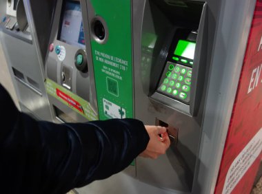 Brüksel, Belçika - 22 Aralık 2019: Stib-Mivb (Fransız Stib) şirketinin makinesinden bilet almak, Brüksel Toplumlar Arası Taşımacılık Şirketi yerel toplu taşıma operatörü