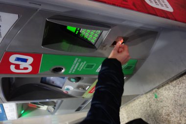Brüksel, Belçika - 22 Aralık 2019: Stib-Mivb (Fransız Stib) şirketinin makinesinden bilet almak, Brüksel Toplumlar Arası Taşımacılık Şirketi yerel toplu taşıma operatörü