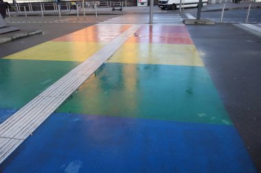 Brüksel, Belçika - 24 Aralık 2019: Avrupa Komisyonu 'nun Berlaymont genel merkezi önünde gökkuşağı geçişi