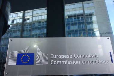 Avrupa Komisyonu 'nun Berlaymont binasının girişindeki imzası, Avrupa Komisyonu' nun Brüksel, Belçika 'daki genel merkezi