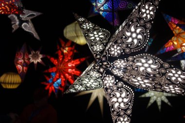 Moravyalı yıldızların renkli Noel süslemeleri