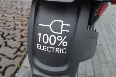 % 100 elektrikli scooter sembolü